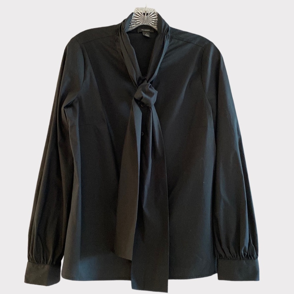 Halogen button front blouse long sleeve button cuffs. Cute ties at neck. Small
C